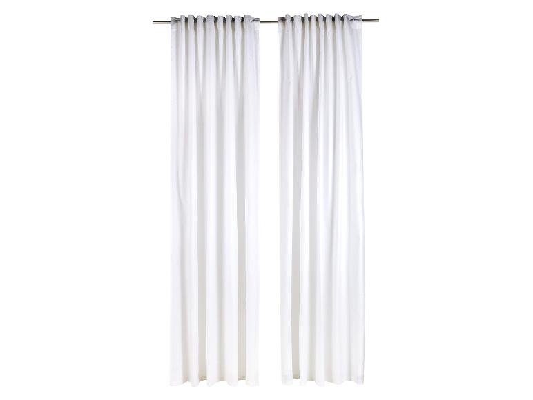 Twee witte gordijnen hangen aan een gordijnroede