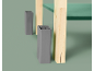 Detail van een licht houten meubel met een groene plank en twee grijze vazen.