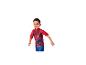 Lachende jongen in rood zwemshirt met korte mouwen, superheldenprint en blauwe zwemshort