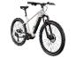Witte elektrische mountainbike met groene en zwarte accenten, vooraanzicht.