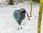 Een Gardena tuinslangrol in de sneeuw.