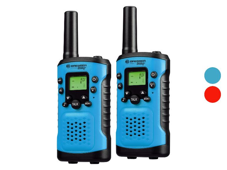 Twee blauw-zwarte walkietalkies met schermen en knoppen, één met een rode stip en één met een blauwe stip.