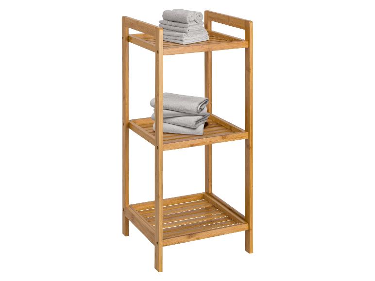 Bamboe rek met drie planken, met opgevouwen grijze handdoeken.