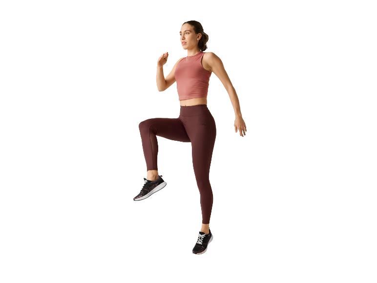 Vrouw in sportkleding springt.