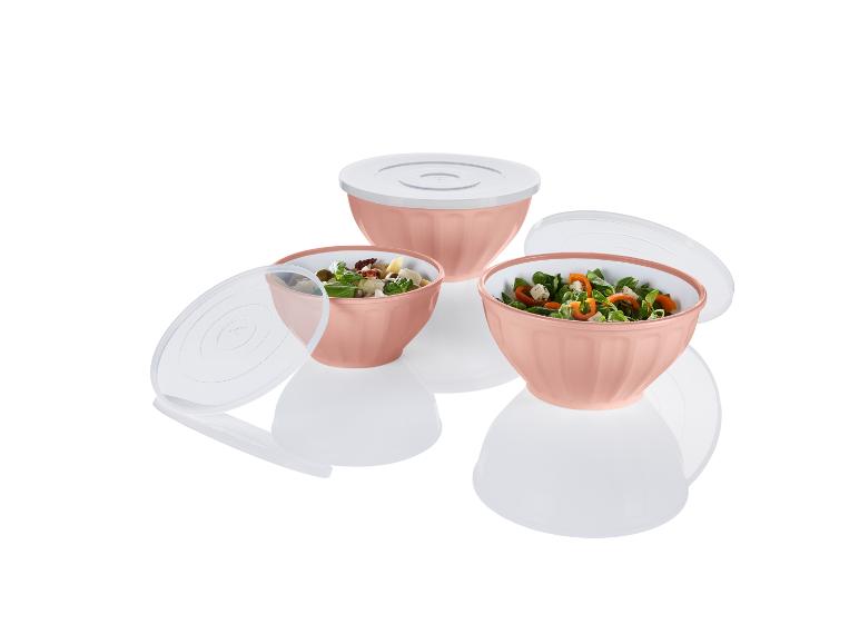 Set roze kommen met deksels, perfect voor het bewaren van salades en andere gerechten.