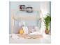 Kinderkamer met huisbed, planken en planten