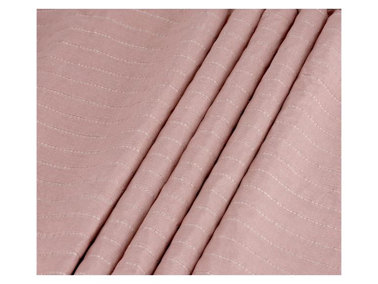 Stijlvolle roze stof met fijne stiksels.