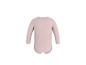 Lichtroze romper met lange mouwen voor baby's op een witte achtergrond.