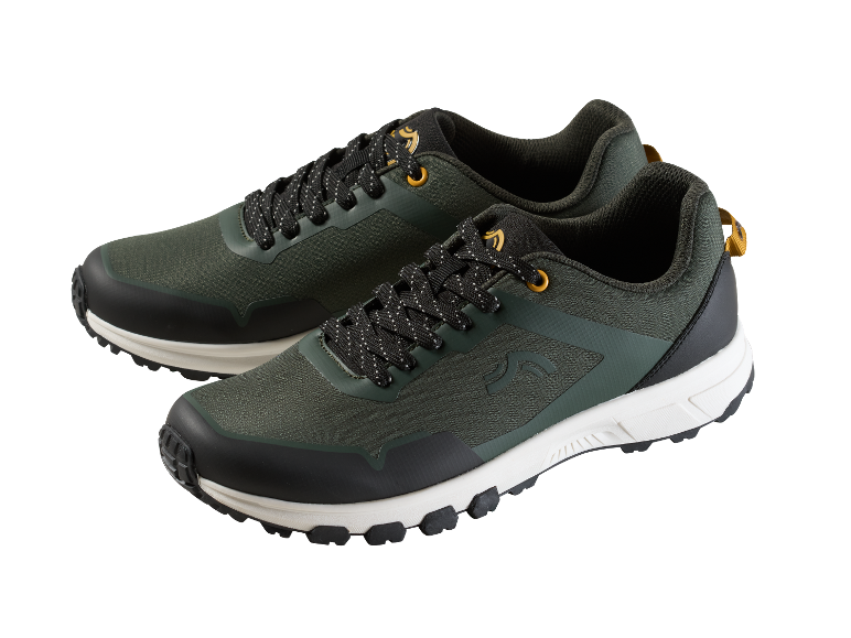 Een paar donkergroene sneakers met gouden details.