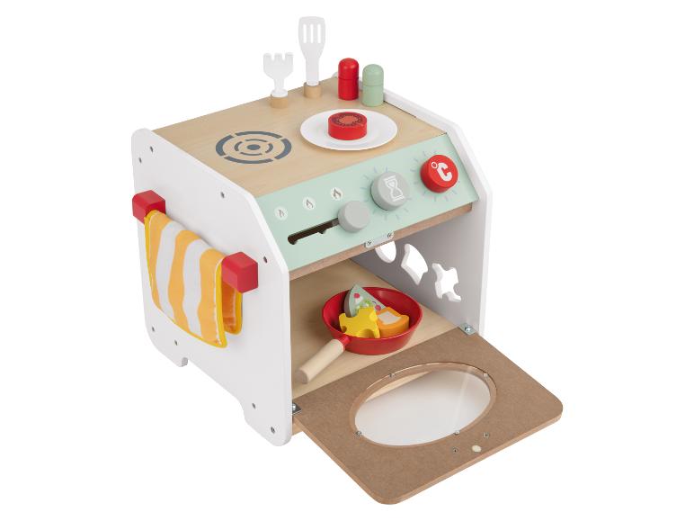 Houten speelgoedkeuken met kookaccessoires.