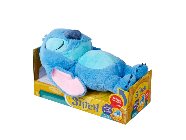 Blauwe pluche knuffel slapend in een gele kartonnen doos.
