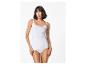 Vrouw in witte camisole en slip
