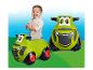 Kind speelt met een groene Claas plastic trekker.