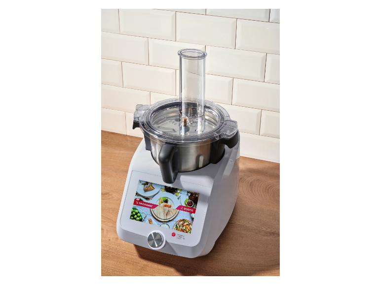 Keukenmachine met touchscreen, toont programma's en recepten, op een houten aanrecht.