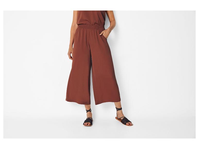 Bruine wijde culottes en sandalen met veters.