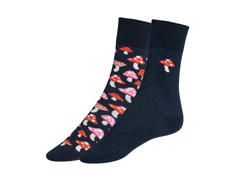 Twee paar donkere sokken met paddenstoelenprint.