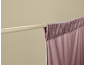 Close-up van een mauve gordijn aan een lichtgekleurde roede.