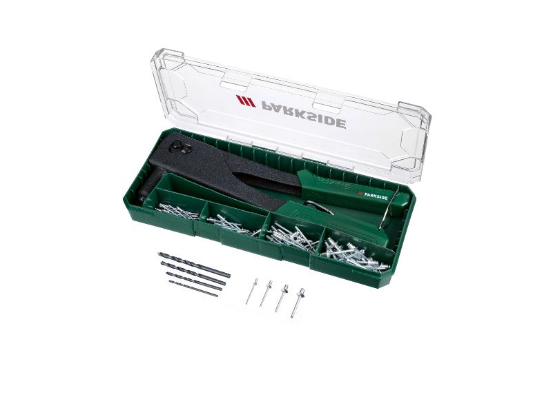 Een blindklinknageltangset met diverse klinknagels en boortjes in een groene en transparante koffer.