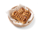 Drie goudbruine worstenbroodjes in een mandje met een servet.