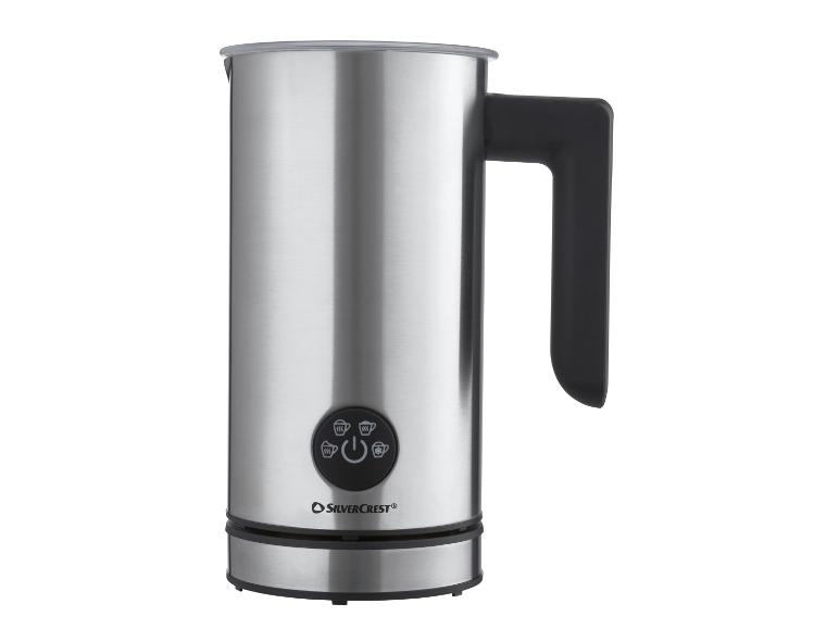 Zilveren melkopschuimer met zwart handvat en bedieningsknoppen.