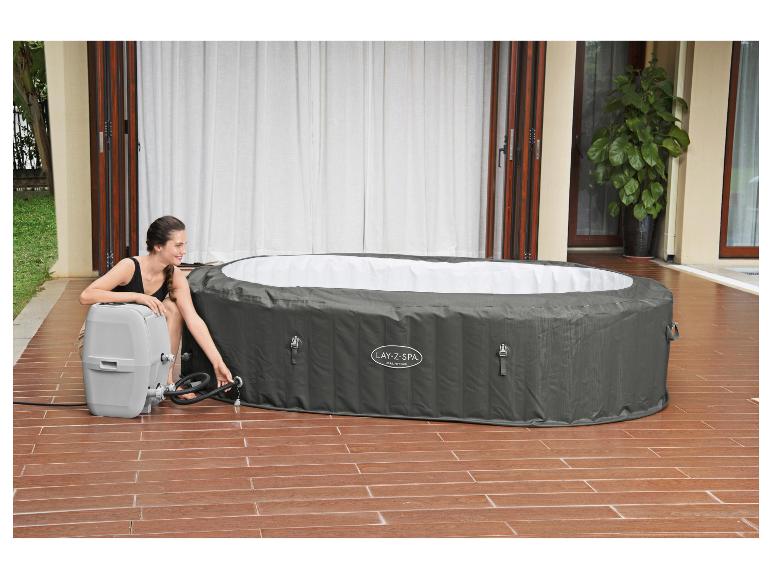Installatie van een grijze Lay-Z-Spa opblaasbare jacuzzi.