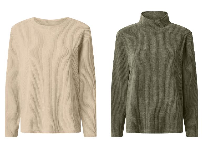 Twee geribbelde shirts met lange mouwen: een beige met ronde hals en een groene met col