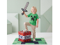Jongen in groen T-shirt met pixelzwaard, staand op een TNT-opbergdoos.