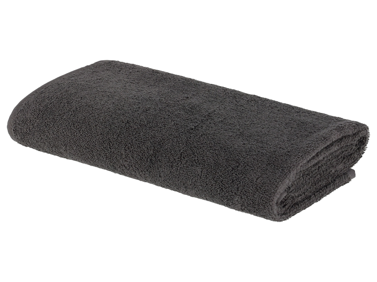 Een donkergrijze handdoek gevouwen op een witte achtergrond.