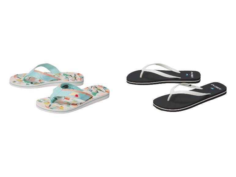 Twee paar teenslippers: één met bloemenprint, de andere zwart met witte bandjes.
