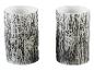 Twee witte cilindrische kaarsen met boomschors textuur