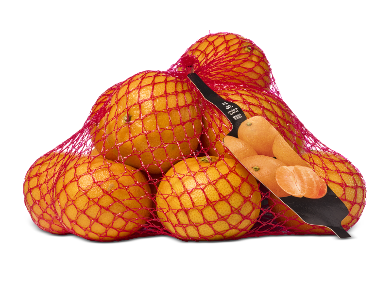 Verse sinaasappels in een rood net tegen een zwarte achtergrond.