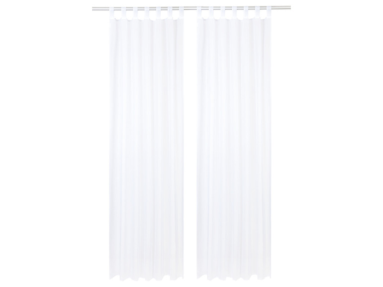 Twee witte gordijnen met een zilveren roede.