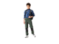 Jongetje in blauw shirt en groene broek met rugzak.