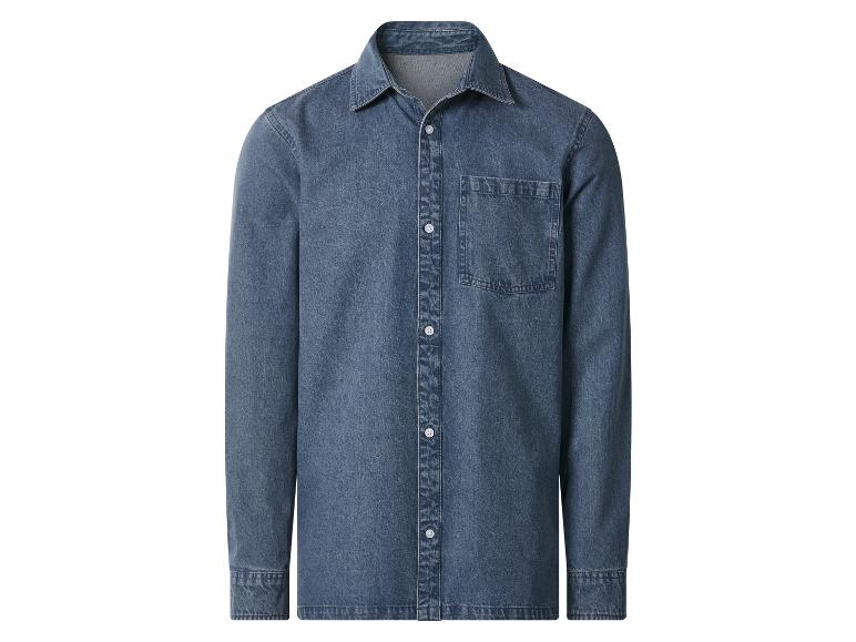 Blauw spijkeroverhemd voor heren met borstzak en witte knopen.