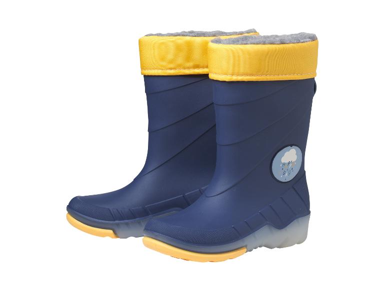 Paar blauwe kinderregenlaarzen met gele boorden en een wolkje met 'Happy Day' erop.