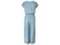 Een blauwe denim jumpsuit met korte mouwen.