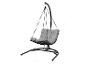 Zwarte hangstoel met grijze kussens en afmetingen 196x130x137 cm.