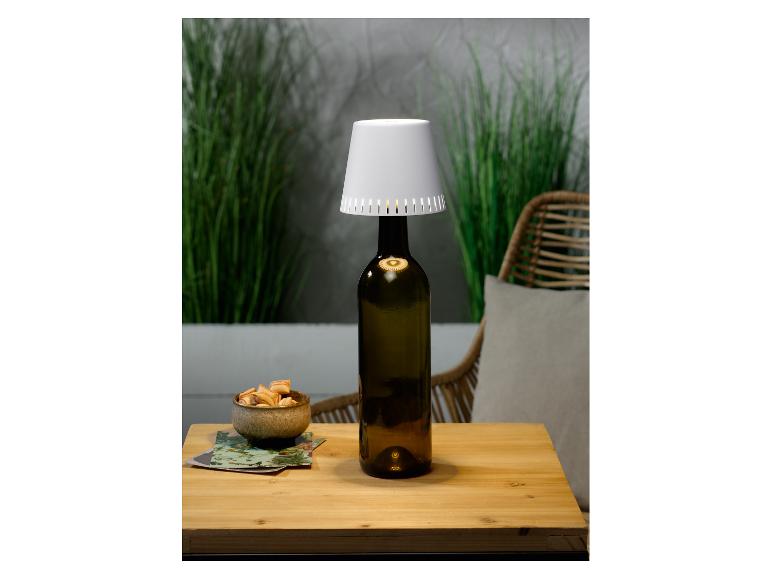 Design fleslamp met witte kap, buiten setting.