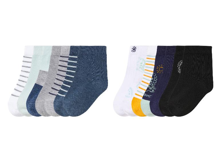 Een set van 10 sokken voor baby's met verschillende kleuren en patronen.