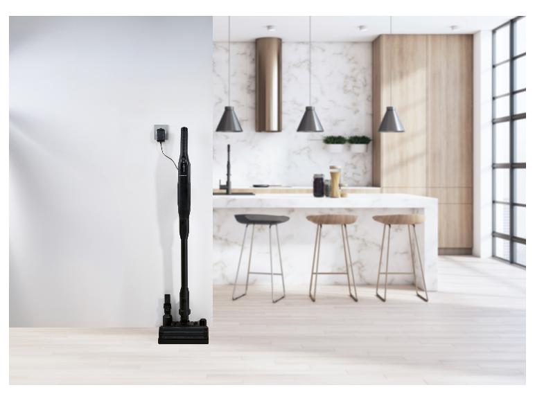 SilverCrest draadloze steelstofzuiger laadt op in een moderne keuken.