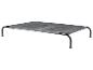 Verhoogd hondenbed met metalen frame en grijze stof.
