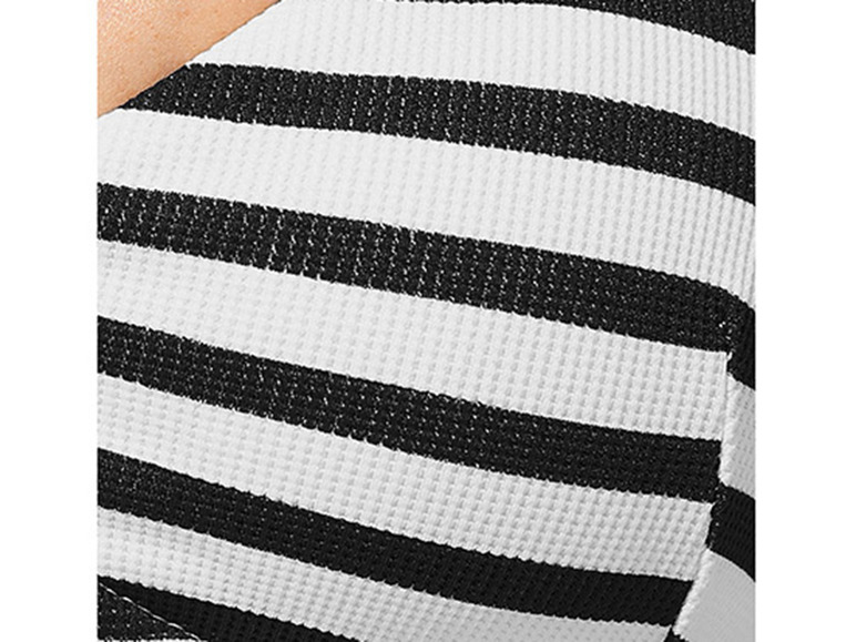 Close-up van een zwart-wit gestreept bikini-top.