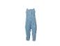 Blauwe gebreide baby jumpsuit met bretels en houten knopen.