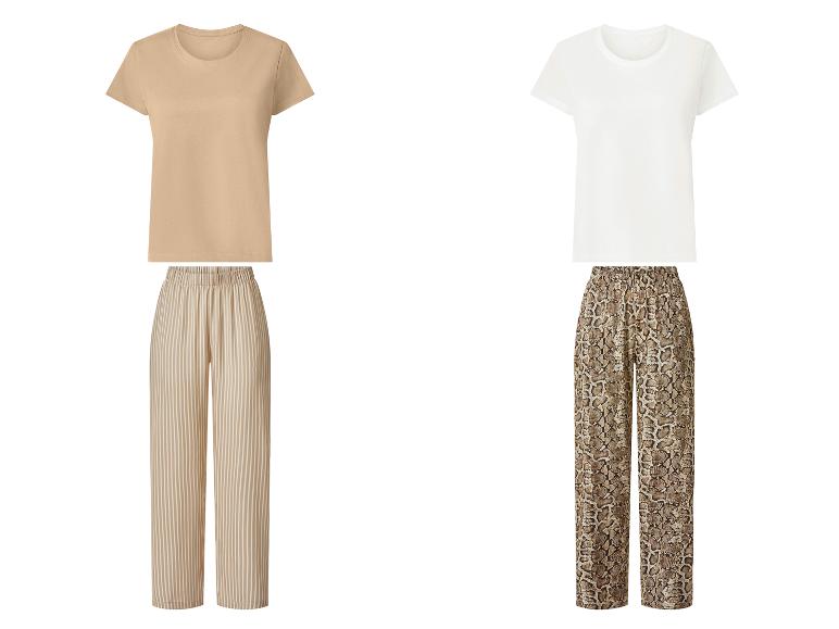 Twee sets van T-shirt en broek: één beige gestreept en één wit met slangenprint.