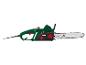 Een groene en zwarte elektrische kettingzaag met rode details en een wit blad, van het merk Parkside.