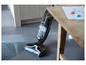 Bissell CrossWave  Cordless Pro-stofzuiger reinigt een tegelvloer.