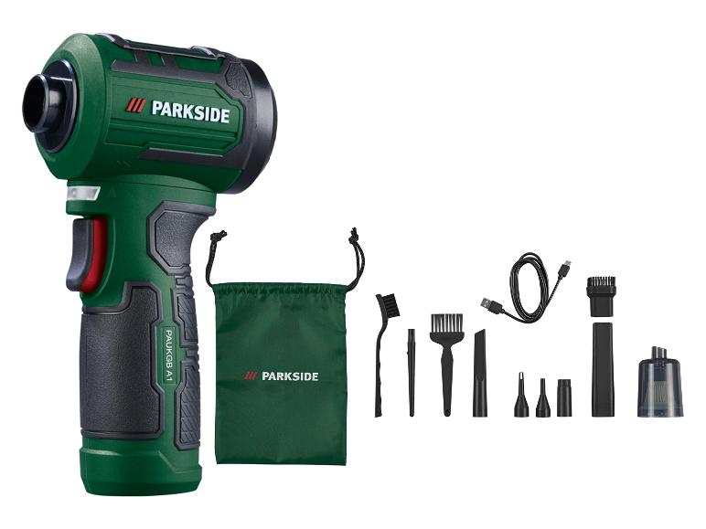 Groene handstofzuiger met reinigingsaccessoires en oplaadkabel.