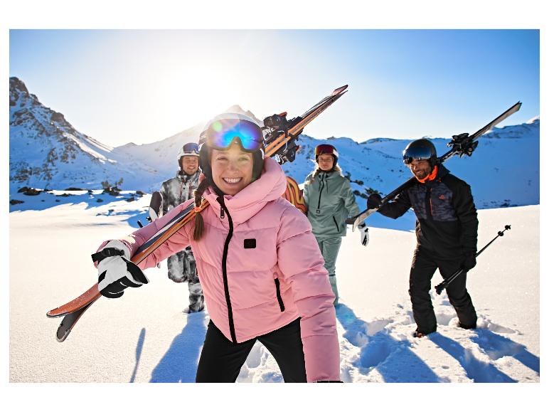 Een groep skiërs op een zonnige piste, met de CRIVIT premium fotochromische skibril.
