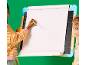 Kinderen tekenen op een ezel met schoolbord en papierrol.
