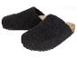 Twee paar zwarte wollen pantoffels.